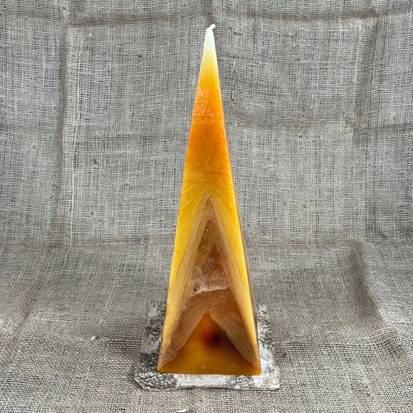 **NWT 16" Aromatic Pyramid Candle - Picture 6 of 9